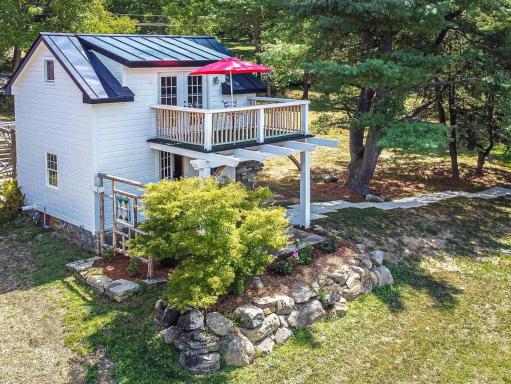 1786 Farm Cottage Honeymoon Suite Renovated 2022 - Housity