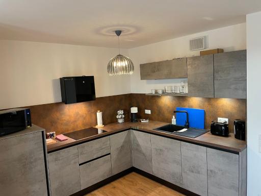 Neue DG-Wohnung,riesen Balkon,Aufzug,Parkplatz,NETFLIX - Housity
