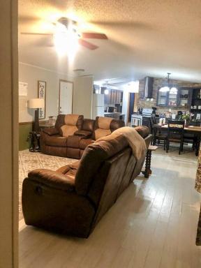 Cozy 3 Bedroom Quick Stop Home Near i80 - Housity