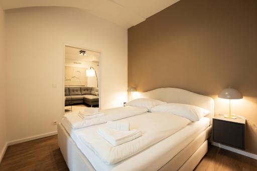 Stylish apartment with dedicated working space and super king-size bed located between city centre and Donau river - Housity