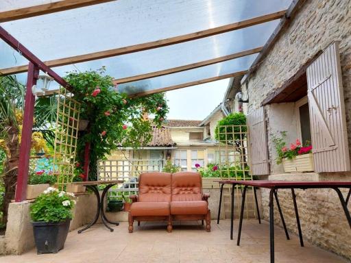 Maison de charme avec cheminee et jardin a Saint Jean de Sauves - Housity