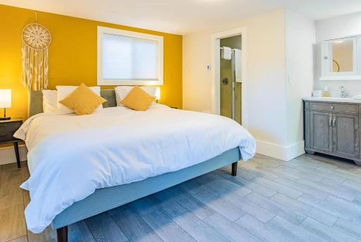 Studio with King-Size Bed - Housity