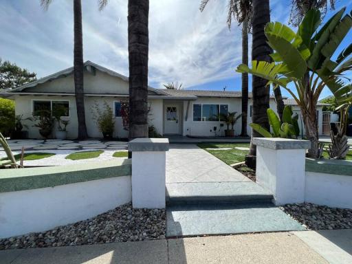 Modern 4 King Beds, Beautiful Large Backyard, Golf, WFH, Long Stays, WI-FI, FWY, 25 mins to Beach - Housity