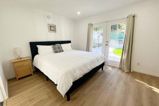 Modern 4 King Beds, Beautiful Large Backyard, Golf, WFH, Long Stays, WI-FI, FWY, 25 mins to Beach - Housity