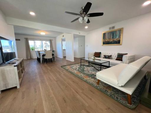 Modern 4 King Beds, Beautiful Large Backyard, Golf, WFH, Long Stays, WI-FI, FWY, 25 mins to Beach - Housity