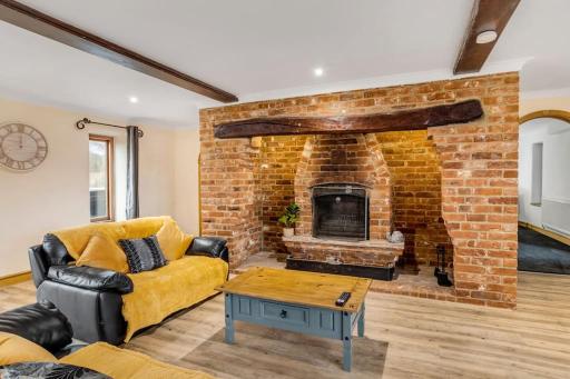 Stunning Barn Conversion - Housity