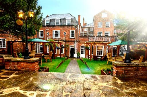 The Chequers Hotel - Housity