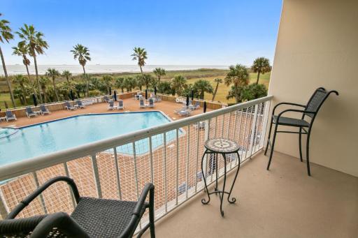 Galvestonian 112-Beachfront Hideaway - Housity