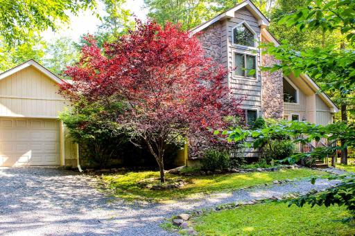 Walk to Beach Beautiful Lake Naomi Retreat! - Housity