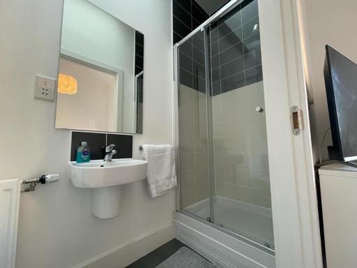 2 Bedroom House with Garden Next to River Tees - Housity