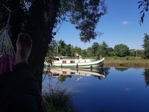 Détente au bord de l'eau . - Housity