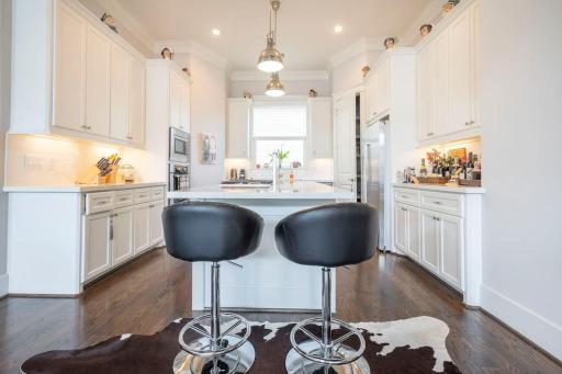 Beautiful upscale home near everything! - Housity