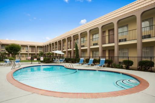 Days Inn by Wyndham Dallas Irving - Housity