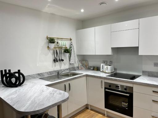 Luxury 2-Bed Flat in Lakeside West Thurrock - Housity