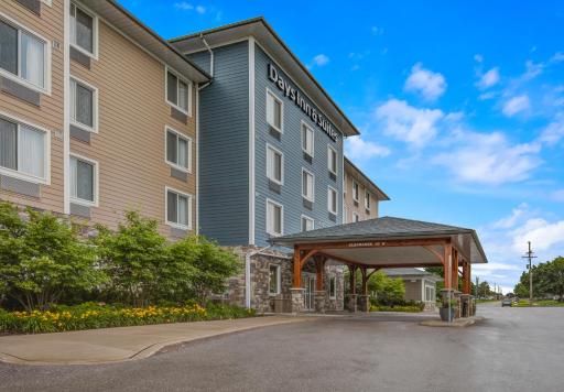 Days Inn & Suites by Wyndham Lindsay - Housity