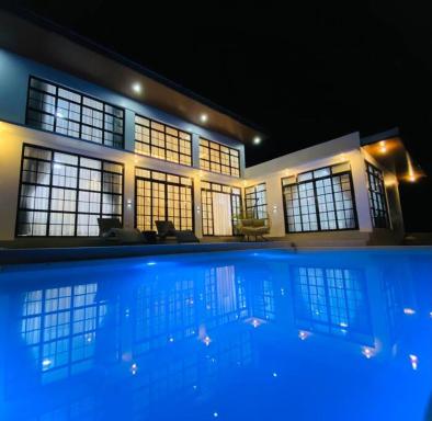 The Peak Villa w/ Infinity Pool! (20mins to Clark) - Housity