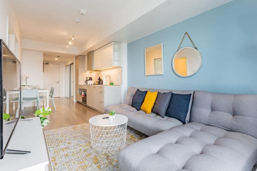 Elegant 2BD Condo with Balcony Lake & City View - Housity