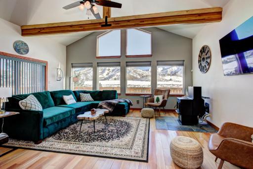 Twin Pines Cabin in Wilderness Ranch on Hwy 21, AMAZING Views, 20 ft ceilings, fully fenced yard, pet friendly, , Go paddle boarding at Lucky Peak, or snowshoeing in Idaho City and take in the hot springs, sleeps 10! - Housity