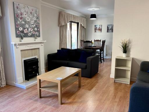 Beautiful & Private 3 bed detached house with driveway Parking - Housity