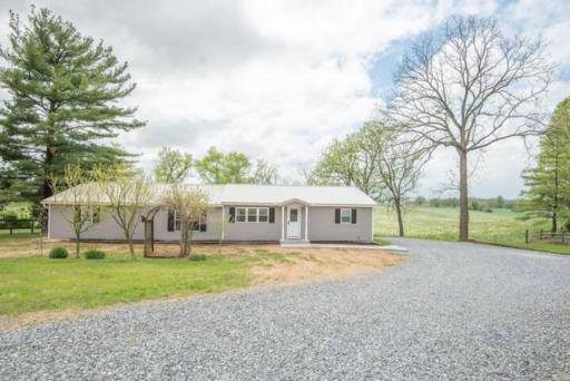 Ridge Side Villa with Hot tub - Housity