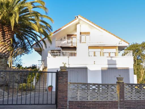 Amplio y cómodo chalet en Ajo con preciosas vistas - Housity