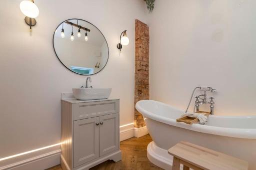 A luxury 3Bed Apartment (5Mins Drive Notts City C) - Housity