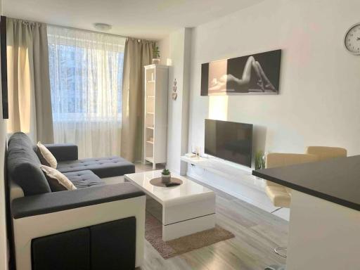 Great location, private parking, new apt - Housity
