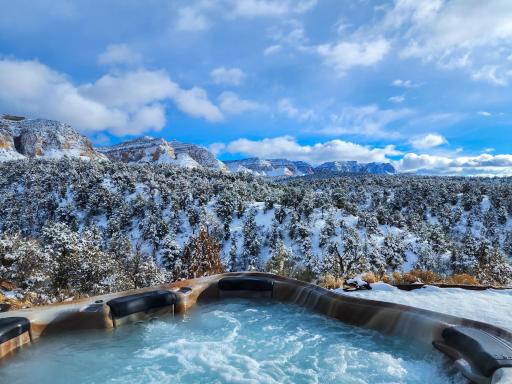 Skyfall Cabin. Stunning views, Hot Tub, minutes from Zion - Housity