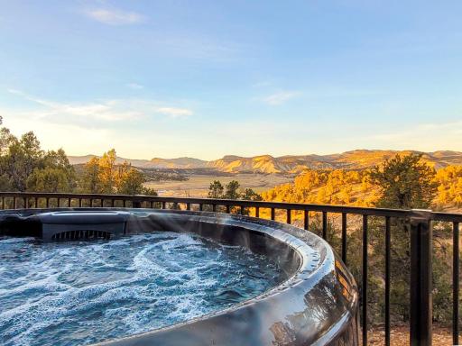 Overlook Cabin. Romantic Views Fire Pit/Hot Tub & Zion Adventure - Housity