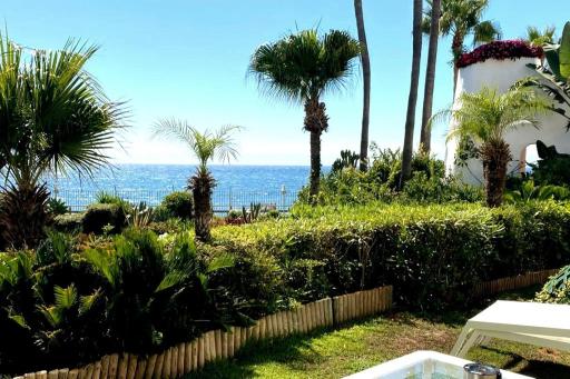 Flat with garden on the first line of the sea in Puerto Banus - Housity