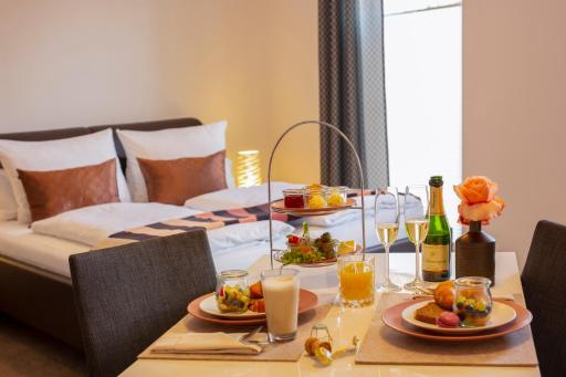 Hotel & Boarding House Schlosserwirt - Housity