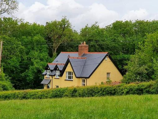 Peacock cottage- Two bedroom country cottage. - Housity