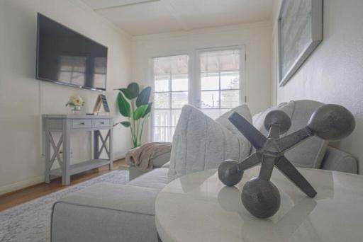 Stylish Stay w Texas Flair Apt Close to Med Ctr NRG Downtown - Housity