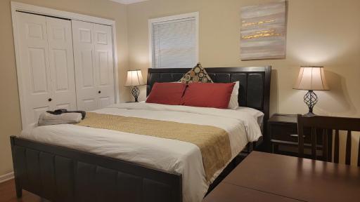 The King Suites - Netflix, Disney, Amzn Video -near ATL Hartsfield Jackson Airport - Housity