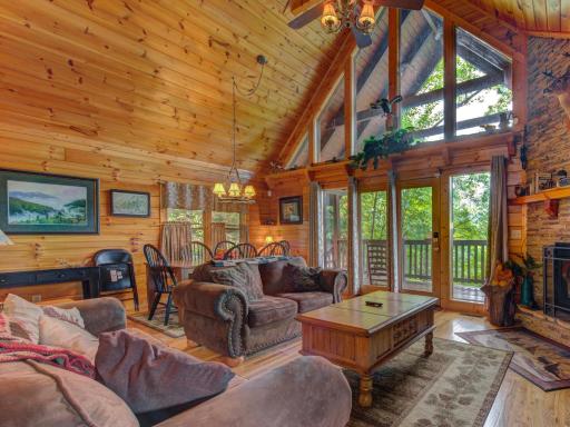 Komfy Kozy, 3 Bedrooms, Sleeps 10, Views, Game Room, Pool Access, WiFi - Housity