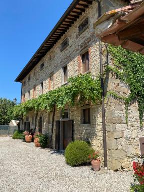 Palazzo Prugnoli, Monte Santa Maria Tiberina, 8 Bedroom villa with private pool & superb views - Housity