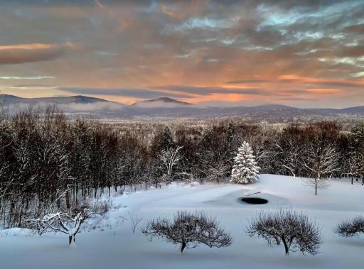 90 acre Indescribable Mountain View Getaway! Hot Tub - Pool Table - Fire Pit - Games! - Housity