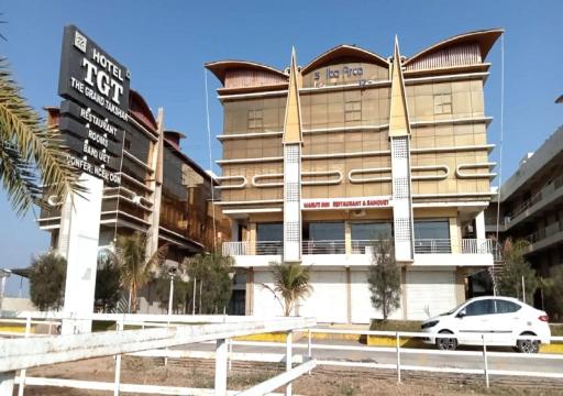The Grand Takshak Hotel - Housity
