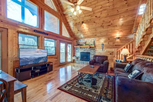 Hemlock Manor, 3 Bedrooms, Sleeps 10, WiFi, Game Room, Hot Tub, Fireplace - Housity