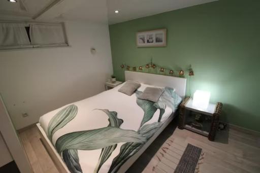 Chambre parentale avec salle de bain partagée, accès indépendant chez Olivia - Housity