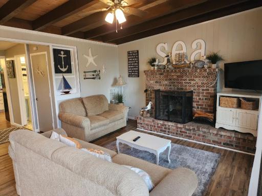 Home Near the Lake with beautiful wood burning fireplace - Housity