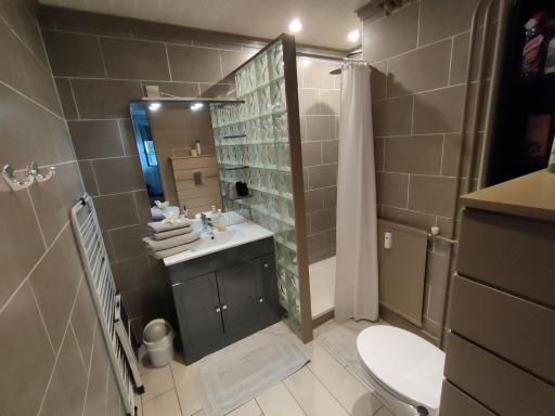 Superbe 2 étoiles en centre ville avec garage privé - Housity