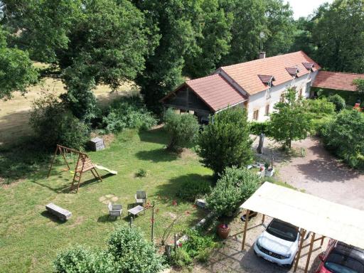Ressourcez-vous dans cette ferme avec cheminée, jardin, terrasse couverte et équipements modernes - FR-1-489-435 - Housity