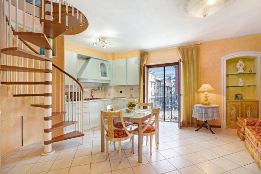 Yellow House - Housity