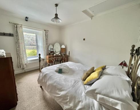 Attenborough Cottage - 2 Bedroom Cottage - Housity