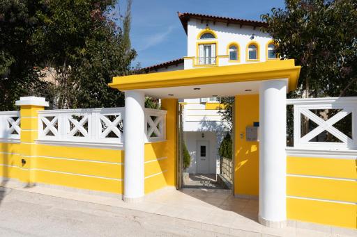 Golden Seaside House number 1 - Housity