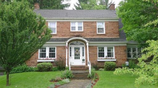Scheller House Downtown- 2600 square foot- 4 bedroom -1920 Historic - Housity