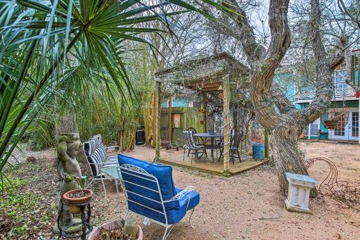 San Leon Vacation Villa with Garden Near Beach - Housity