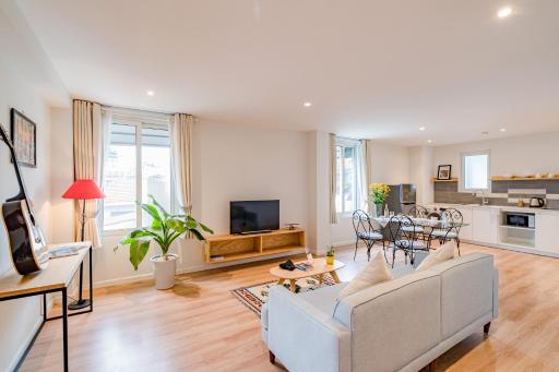 WECOZY HANOI - Railway Side, The Old Quarter - Housity