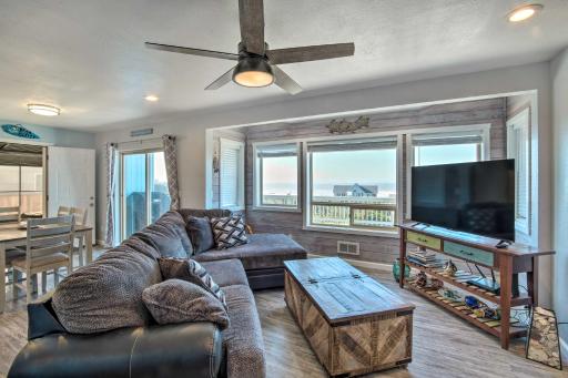 Gold Beach Home with Hot Tub, quarter Mi to Beach! - Housity